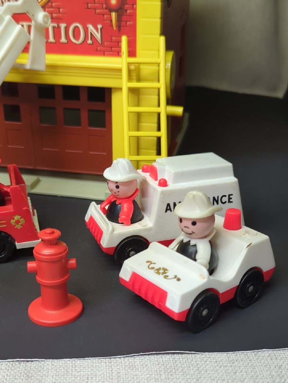 1979 VINTAGE WORKING FISHER PRICE PLAY FAMILY FIRE STATION #928 w/accessories - Picture 3 of 16